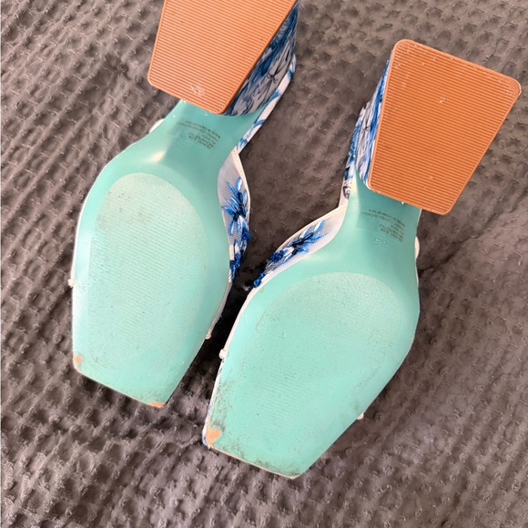 Betsey Johnson White & Blue Embroidered Floral Mules - Picture 4 of 4